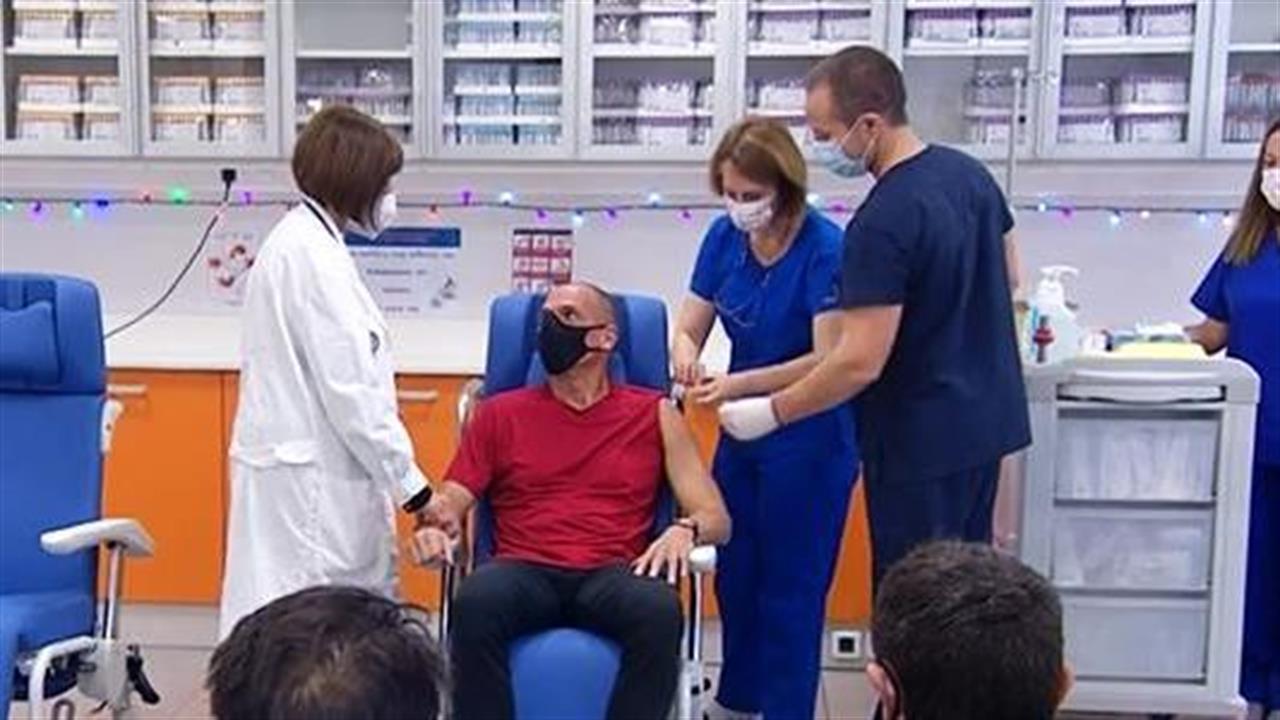 Ο Γιάνης Βαρουφάκης εμβολιάστηκε κατά της CoViD-19