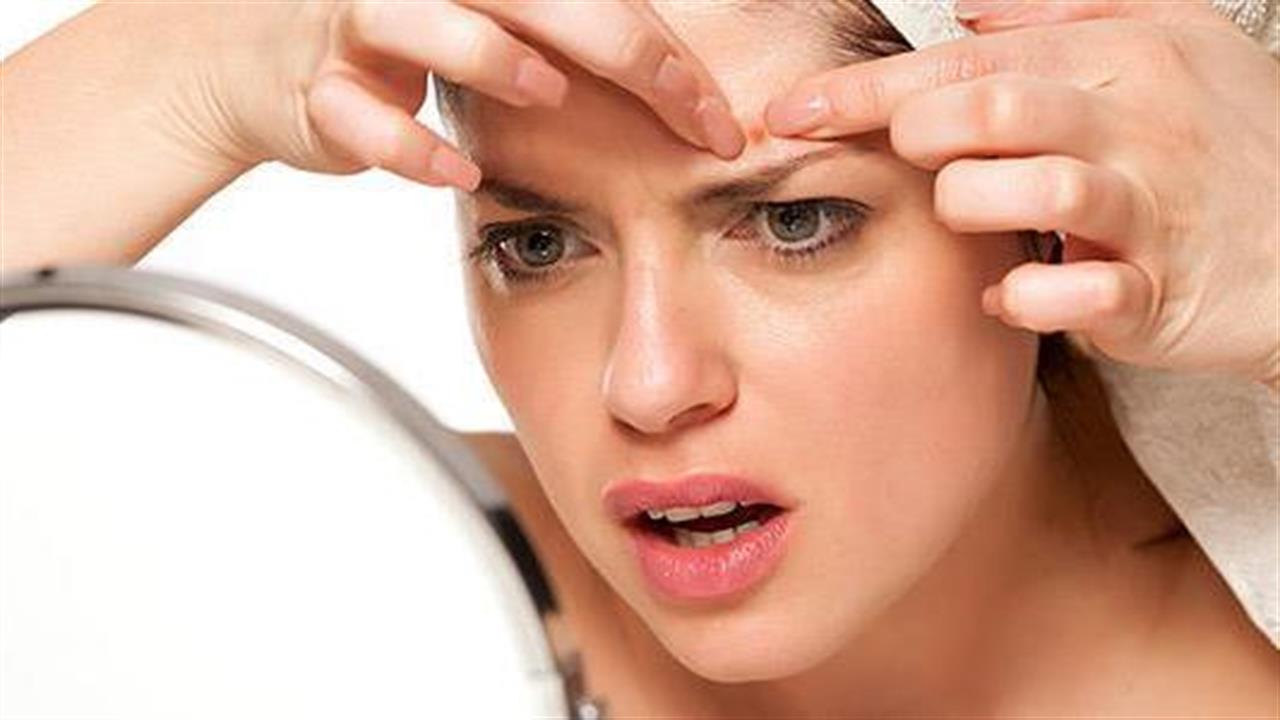 Мама лечит ребенка. Мама и заболевший ребенок. Медикаментозная терапия у детей. Давать уход. Давать уход.