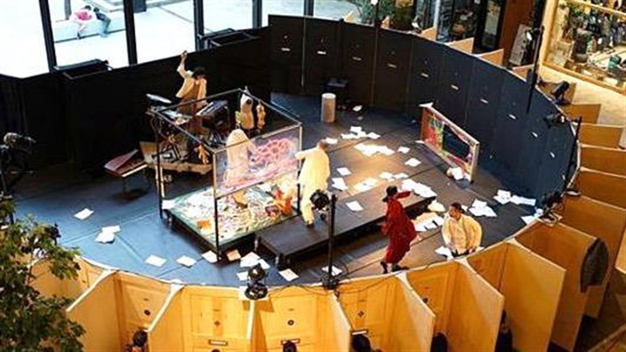 Από σχισμή γραμματοκιβωτίου παρακολουθούν παράσταση στην Ιαπωνία