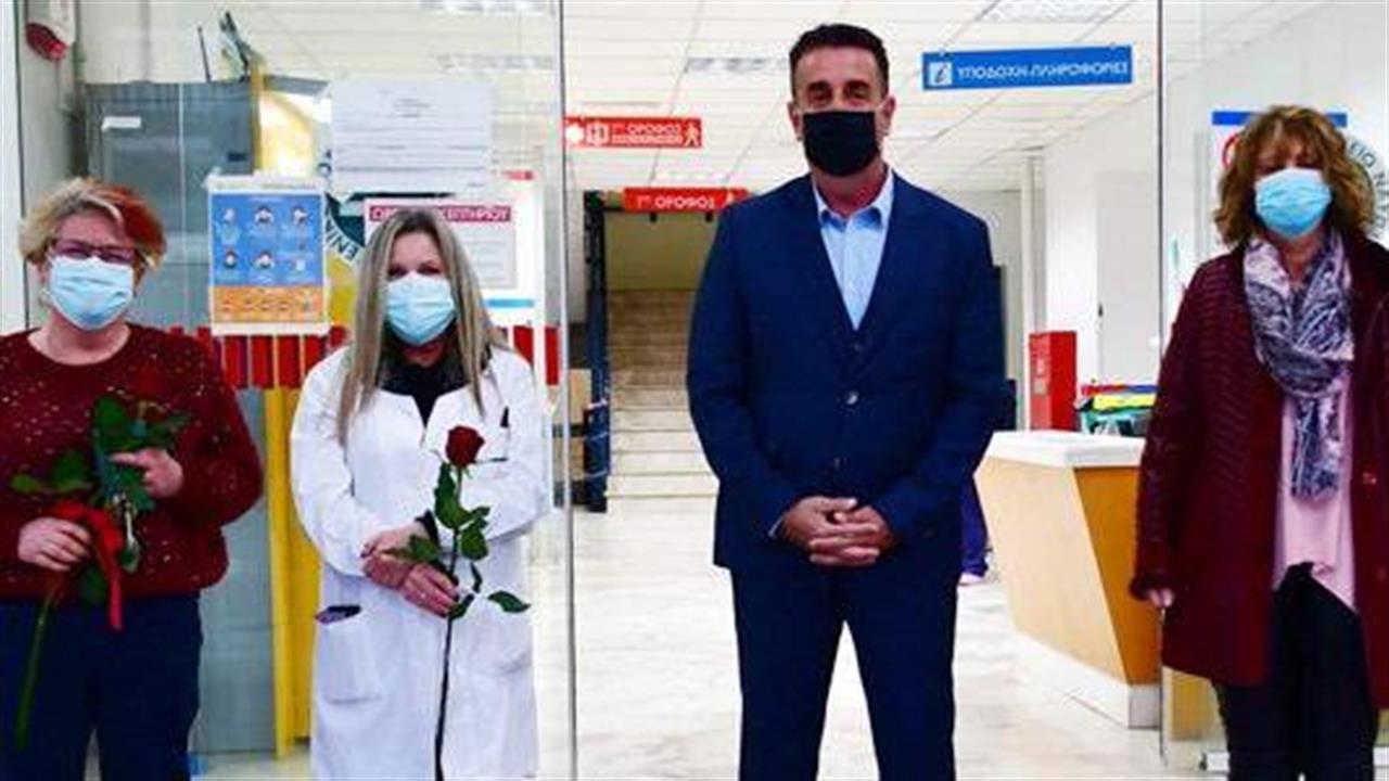 Ο Δήμαρχος Ναυπλιέων Δημήτρης Κωστούρος προσέφερε λουλούδια και γλυκά στο γυναικείο υγειονομικό προσωπικό του Νοσοκομείου Ναυπλίου