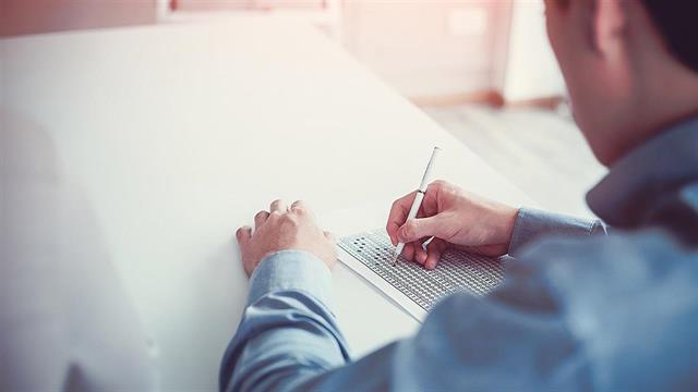 Και τη χαρά ίσως χρειαστεί να τη δημιουργήσουμε