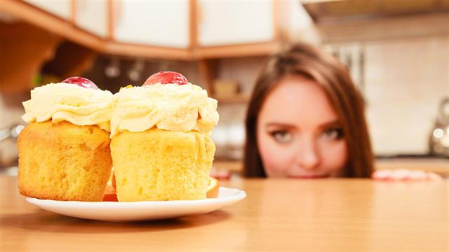 12 σημάδια ότι το έχουμε παρακάνει με τη ζάχαρη