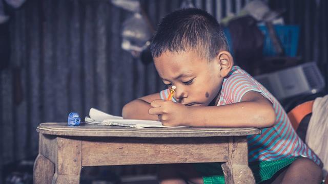 Το δύσκολο περιβάλλον επηρεάζει τη συνδεσιμότητα περιοχών του παιδικού εγκεφάλου