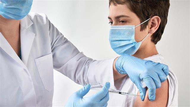 Τεχνική έκθεση από την Κομισιόν για τον εμβολιασμό των εφήβων