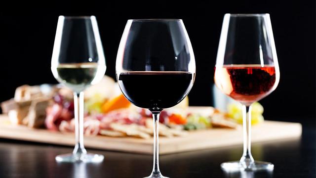 Αλμα στις πωλήσεις αλκοολούχων το πρώτο εξάμηνο