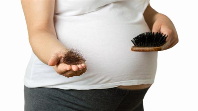 Τριχόπτωση μετά τον τοκετό: Γιατί συμβαίνει;