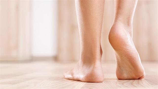 Τι φταίει για τις σκασμένες φτέρνες το καλοκαίρι