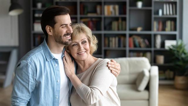 Οι νέοι στην Ελλάδα αργούν να φύγουν από το σπίτι των γονιών τους