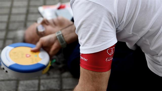 Μειώνεται από το 24% στο 6% ο ΦΠΑ για την αγορά απινιδωτών