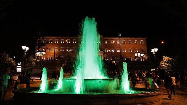 H Πλατεία Συντάγματος και  η Ομόνοια ντύθηκαν στα πράσινα για την Παγκόσμια Ημέρα Ευαισθητοποίησης για το Λέμφωμα