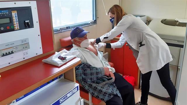 Εμβολιάστε με, αλλά μην το μάθουν στο σπίτι - Ιστορίες από την περιοδεία των κινητών μονάδων