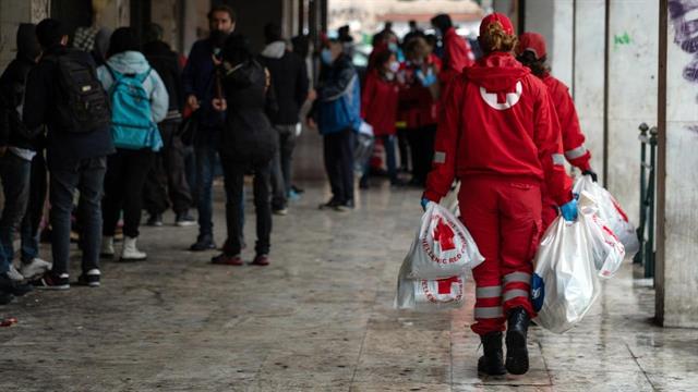 Ο Ελληνικός Ερυθρός Σταυρός στο πλευρό των αστέγων στο λιμάνι του Πειραιά