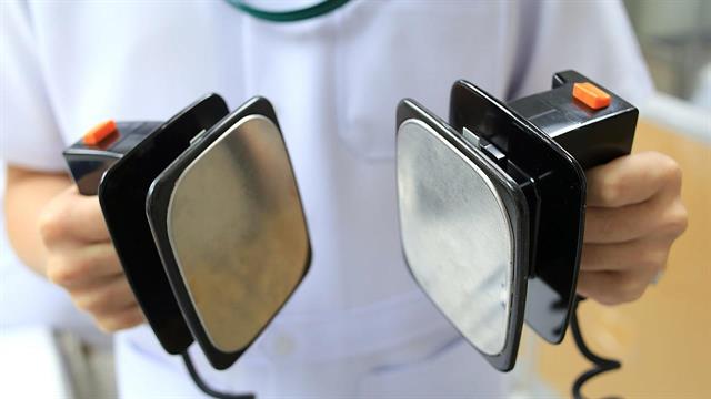 Δωρεά 3 απινιδωτών στο δήμο Δελφών από το Metropolitan Hospital