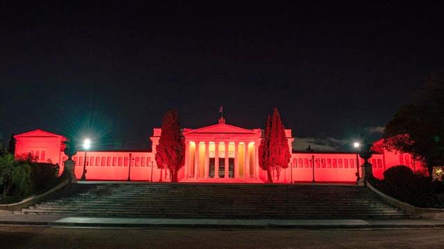 Το Ζάππειο Μέγαρο φωταγωγήθηκε κόκκινο στο πλαίσιο της εκστρατείας ενημέρωσης για την οστεοπόρωση Γερά Οστά