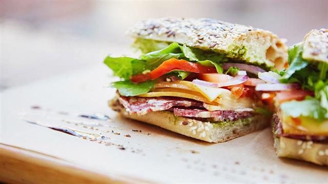 Πώς να κάνουμε το πρωινό σάντουιτς πιο υγιεινό
