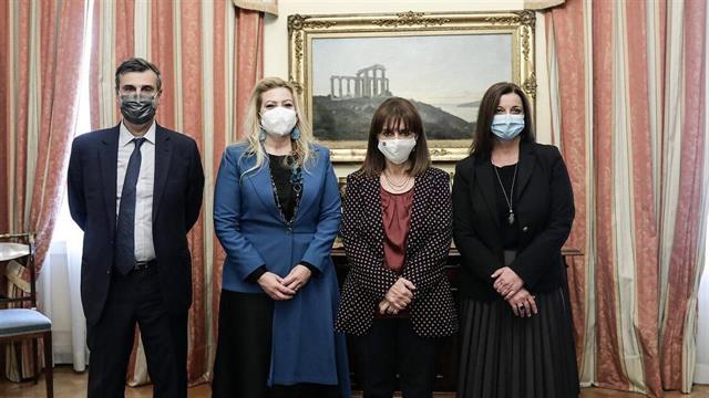 Συμβολική δράση εμβολιασμού στο Προεδρικό Μέγαρο