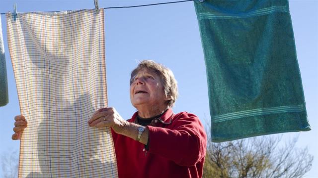 Οι δουλειές του σπιτιού συνδέονται με καλύτερη μνήμη και προστασία από τις πτώσεις στους ηλικιωμένους