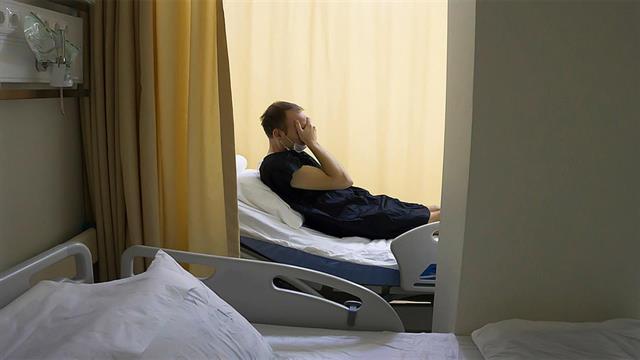 Τα συμπτώματα της λοίμωξης από την παραλλαγή Όμικρον και ο κίνδυνος νοσηλείας