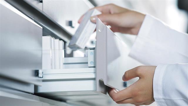 Καταργείται η συνταγογράφηση από ιδιώτες γιατρούς σε ανασφάλιστους [τροπολογία]