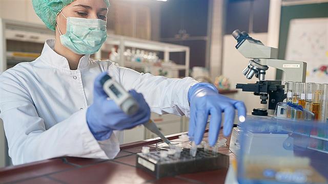 6.196 νέες λοιμώξεις και ακόμη 75+2 θάνατοι από κορωνοϊό