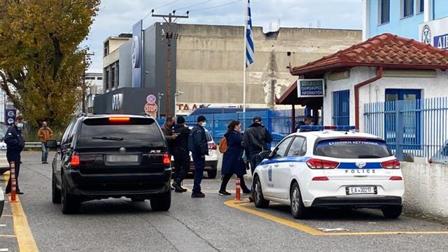 Θεματοφύλακες του Συντάγματος πέρασαν χειροπέδες σε διευθυντή σχολείου