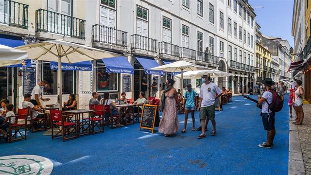 H Πορτογαλία κλείνει νυχτερινά κέντρα και μπαρ