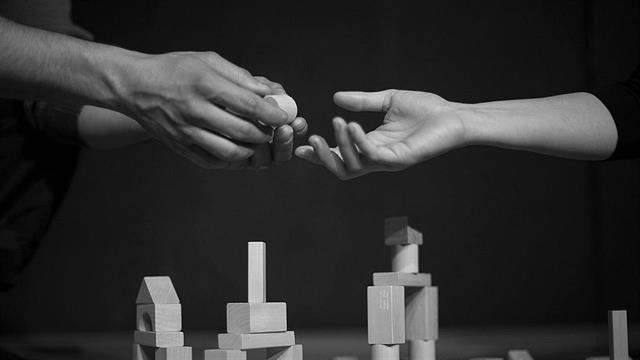 «Άνθρωποι Χωρίς Όνομα»- Θεατρική παράσταση αφιερωμένη στους ανθρώπους που φροντίζουν ασθενείς με χρόνια νοσήματα