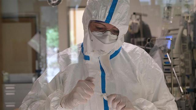 Νοσοκομεία στις ΗΠΑ αφήνουν προσωπικό με Covid-19 να παραμείνει στη δουλειά