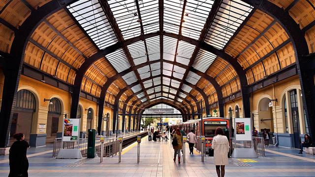 Ένας φορέας μεταδίδει την Όμικρον σε οκτώ ακόμη άτομα, έναντι ενός του αρχικού στελέχους