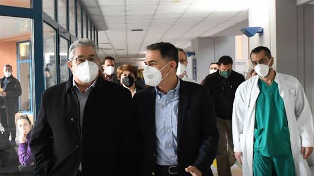Επίσκεψη Δημήτρη Κουτσούμπα στο νοσοκομείο Αττικόν