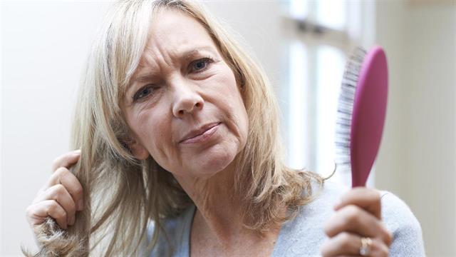 Περισσότερες από τις μισές μετεμμηνοπαυσιακές γυναίκες εμφανίζουν τριχόπτωση