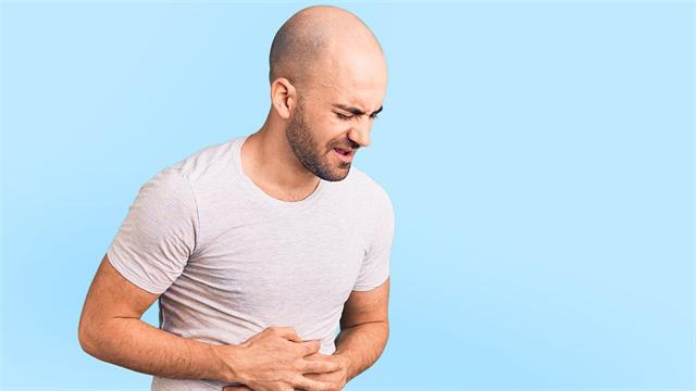 Πόνος στην κοιλιά στους άνδρες: Τι μπορεί να σημαίνει;