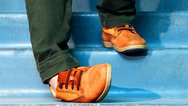 Σε τι διαφέρει το υψηλό διάστρεμμα του αστραγάλου από το απλό;