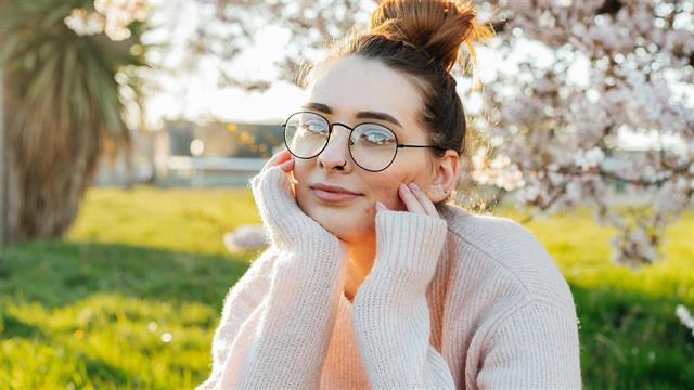 Ήλιος: Γιατί μας προκαλεί σπυράκια;