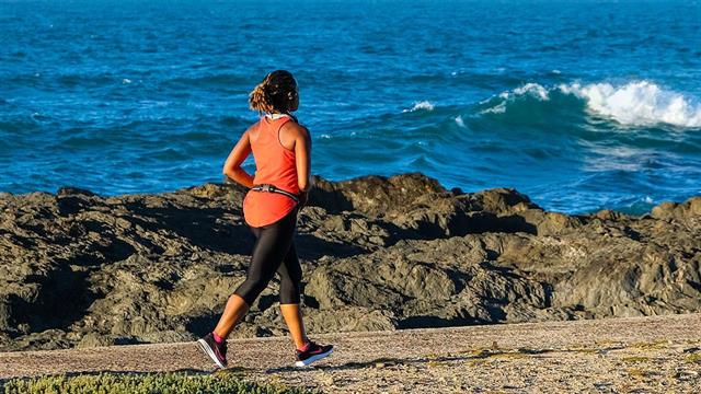 To έντονο περπάτημα αφαιρεί 16 χρόνια από τη βιολογική ηλικία