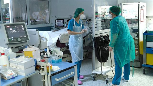 7.580 νέες λοιμώξεις από κορωνοϊό και 48+3 ακόμη θάνατοι