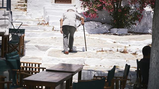 Χάθηκε πέρυσι 1,1 χρόνος από το προσδόκιμο ζωής των Ελλήνων - Ο ρόλος της πανδημίας [γράφημα]
