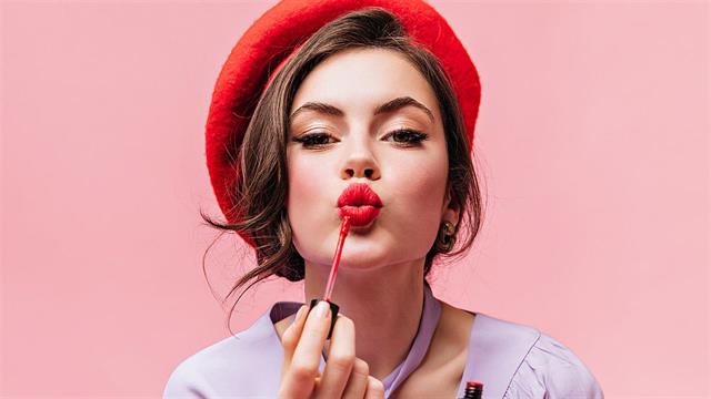 Η μεγάλη επιστροφή του κραγιόν και του make up