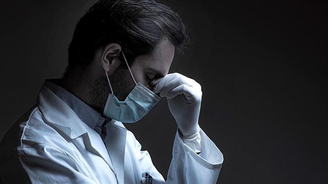 Πώς επηρέασε η πανδημία Covid την ψυχική υγεία του προσωπικού των ΜΕΘ στο βρετανικό σύστημα Υγείας