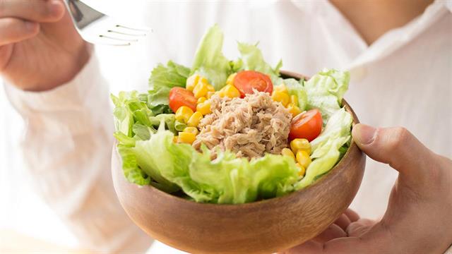 Ερευνα συνδέει τη μεγάλη κατανάλωση ψαριών με αυξημένο κίνδυνο μελανώματος