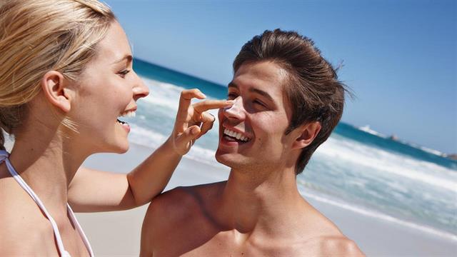 Χρήση αντηλιακού: Τι ρόλο παίζει ο ερωτικός μας σύντροφος;