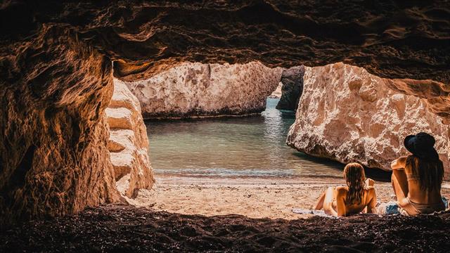 14 νησιά με θετικότητα στο κόκκινο - Βράζει και η Αττική [πίνακας]