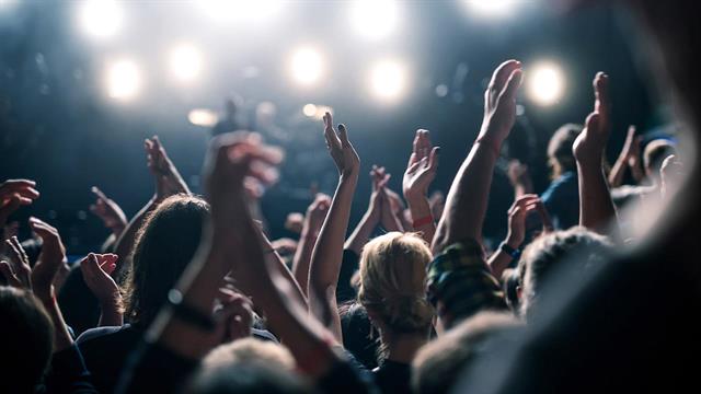 Συναυλίες και ταξίδια φέρνουν στην Ευρώπη νέο κύμα κορωνοϊού