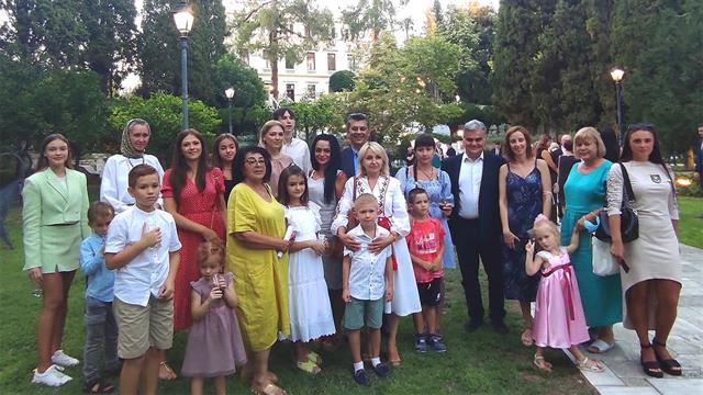 Μονογονεϊκές οικογένειες από την Ουκρανία φιλοξενούνται στο παιδικό χωριό SOS Βάρης