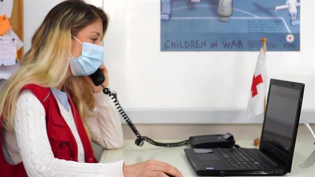 Ο ΕΕΣ υποστηρίζει γυναίκες θύματα έμφυλης βίας μέσω τηλεφωνικής γραμμής ψυχοκοινωνικής υποστήριξης