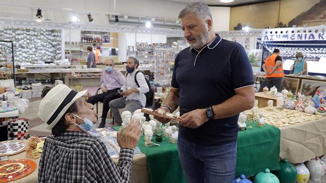 Την έκθεση χειροτεχνίας από άτομα με αναπηρία επισκέφτηκε ο Περιφερειάρχης Αττικής Γ. Πατούλης