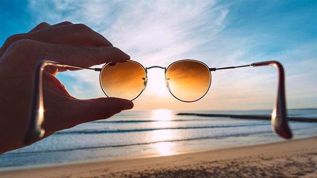 Ζουν και βασιλεύουν τα γιαλαντζί γυαλιά ηλίου στην Ελλάδα