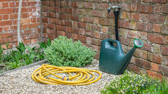 Βρετανία: Απαγορεύει τη χρήση λάστιχου ποτίσματος η Thames Water