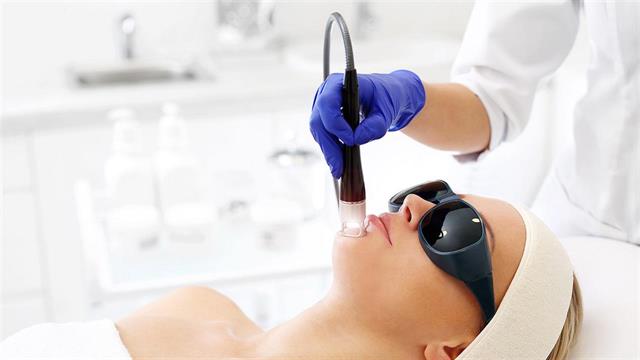 Φωτογήρανση: Πώς να φροντίσετε το δέρμα σας μετά το καλοκαίρι