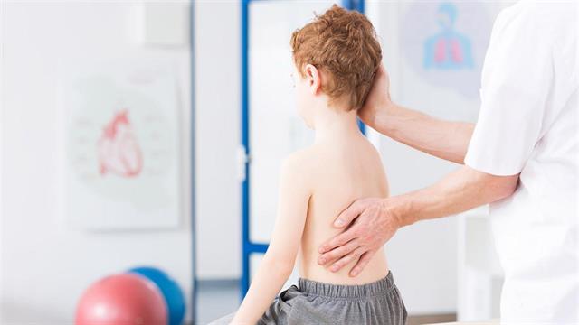 Σκολίωση: Αποτελεί κίνδυνο η σχολική τσάντα;